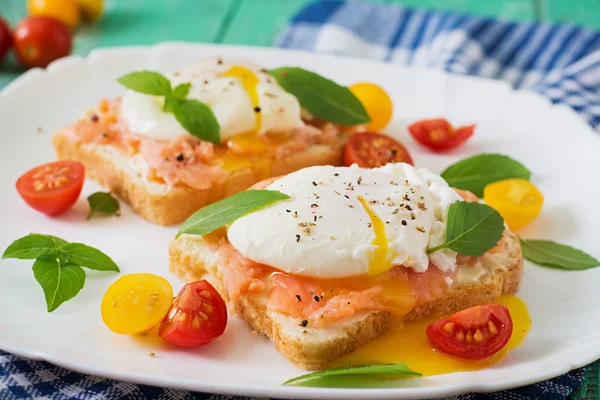Sanduíche com ovos escalfados com salmão — Fotografia de Stock