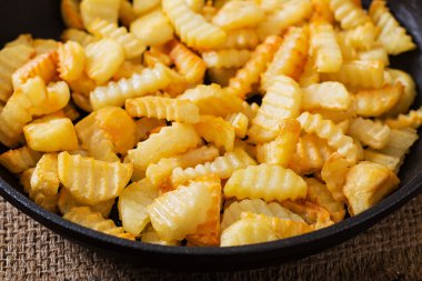 Tavada patates kızartması ile