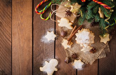 Çam ağacı ile Noel tatlılar