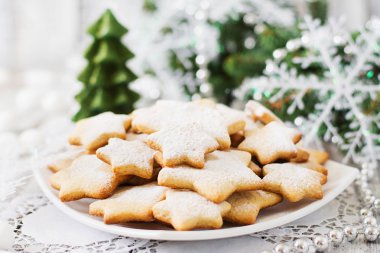 Noel kurabiyeleri ve süslemeler