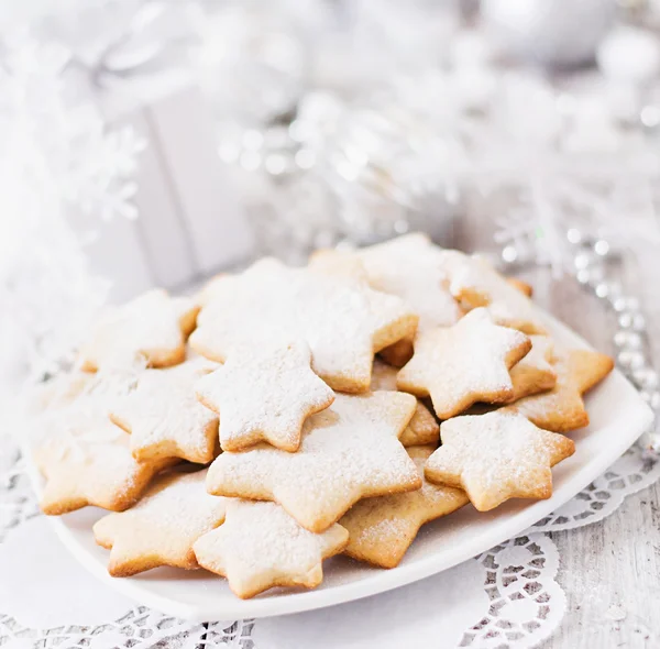 Galletas y decoraciones navideñas — Foto de Stock