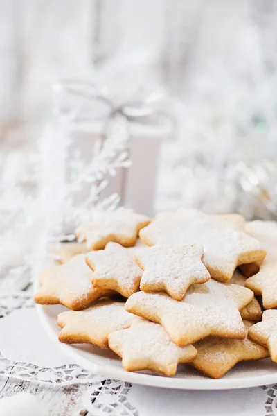 Biscotti e decorazioni natalizie — Foto Stock