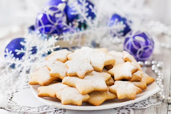 Galletas y decoraciones navideñas —  Fotos de Stock