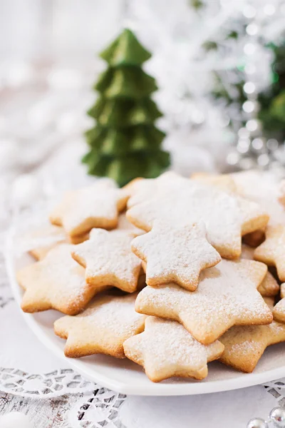 Biscotti e decorazioni natalizie — Foto Stock