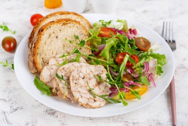 Tavuklu köfte, taze salata ve tost. Sağlıklı öğle veya akşam yemeği.