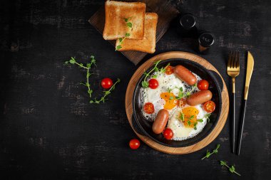 Ev yapımı nefis Amerikan kahvaltısı, kızarmış yumurta, sosis ve domatesli. Sağlıklı yaşam tarzı kavramı. Genel giderler