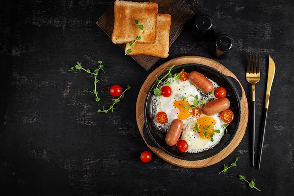 Ev yapımı nefis Amerikan kahvaltısı, kızarmış yumurta, sosis ve domatesli. Sağlıklı yaşam tarzı kavramı. Genel giderler