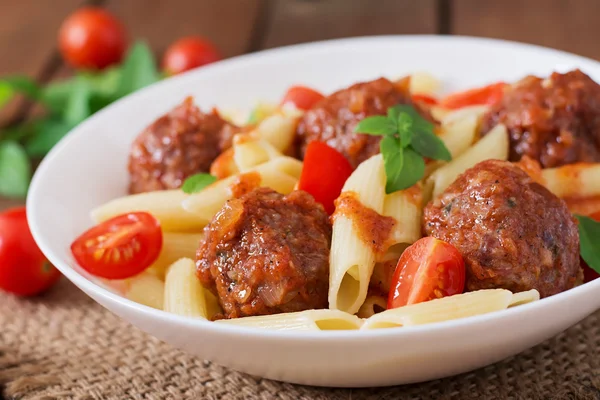 Penne těstoviny s masové kuličky v tomatové omáčce — Stock fotografie