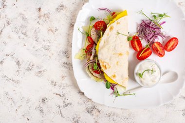 Protein zengini tavuk ve sebzeli Quesadilla. Üst görünüm