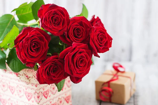 Bouquet of red roses  with gift — Stock Photo, Image