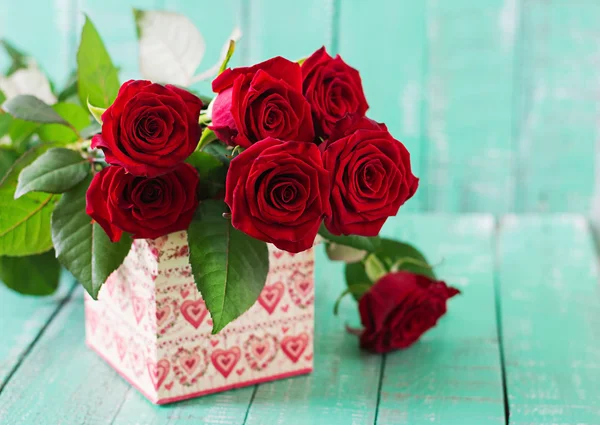 Buquê de rosas vermelhas com presente — Fotografia de Stock