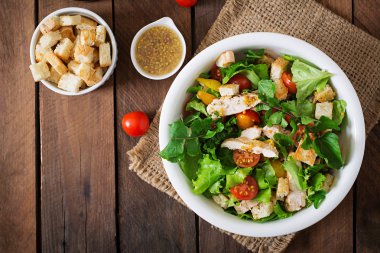 Tavuk, mozzarella ve domates salatası