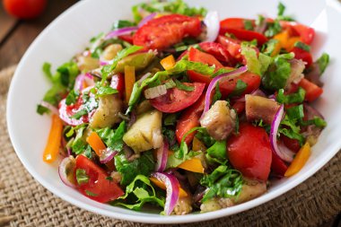 Fırında patlıcan ve domates salatası