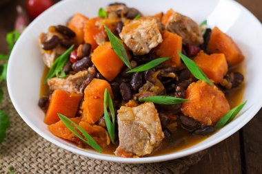 Fırında baharatlı kabak et ve fasulye ile