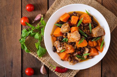 Fırında baharatlı kabak et ve fasulye ile