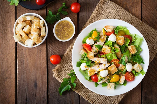 Salad with chicken, mozzarella and  tomatoes — Stock Photo, Image