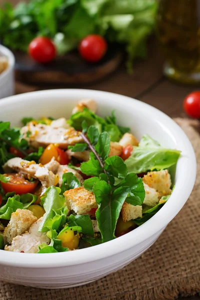 Salade met kip, mozzarella en tomaten — Stockfoto