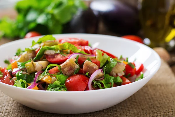Salade van gebakken aubergine en tomaten — Stockfoto