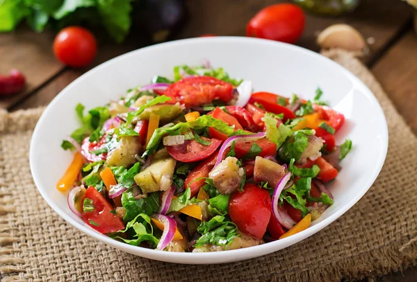 Salada de berinjela assada e tomates — Fotografia de Stock