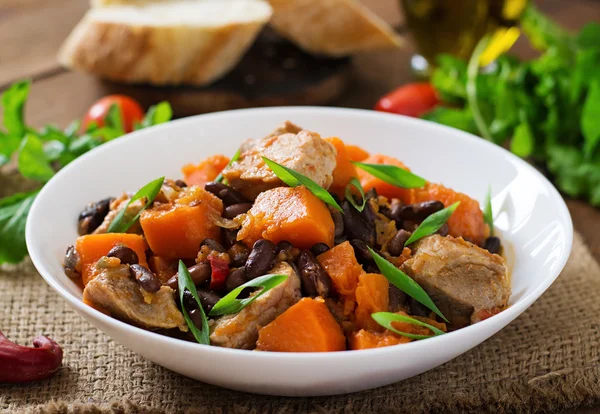 Gebackener, würziger Kürbis mit Fleisch und Bohnen — Stockfoto