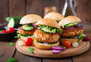 Asya tarzı için sulu baharatlı tavuk Burger