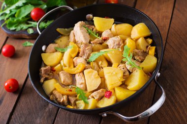 Et ve sebze kavurma teneke içinde haşlanmış patates