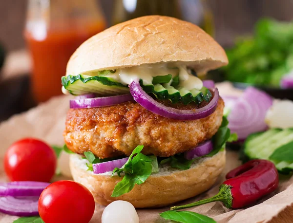 Succosa hamburger di pollo piccante in stile asiatico — Foto Stock