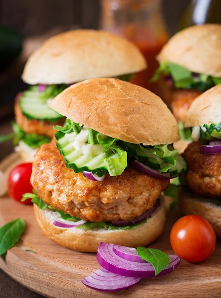 Jugosas hamburguesas picantes de pollo al estilo asiático —  Fotos de Stock