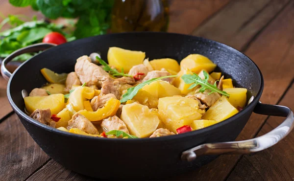 Pommes de terre cuites avec de la viande et des légumes dans une boîte rôtie — Photo