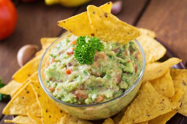 Guacamole avokado, limon, domates, soğan ve Salantro, hizmet cips ile
