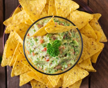 Guacamole avokado, limon, domates, soğan ve Salantro, hizmet cips ile