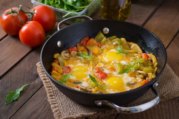 Stekta ägg med grönsaker i stekpanna — Stockfoto