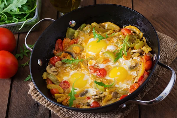 Stekta ägg med grönsaker i stekpanna — Stockfoto