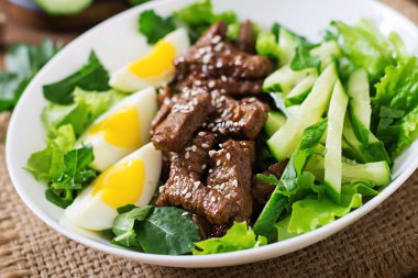 Baharatlı sığır, salatalık ve yumurta salatası