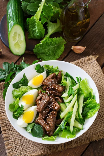 Salada com carne picante, pepino e ovos — Fotografia de Stock