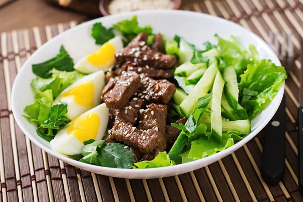 Salat mit würzigem Rindfleisch, Gurken und Eiern — Stockfoto