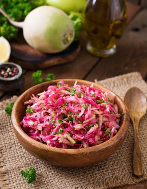 Pembe daikon salatası elma, soğan turşusu ve maydanoz