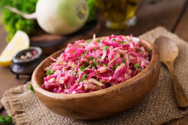 Pembe daikon salatası elma, soğan turşusu ve maydanoz