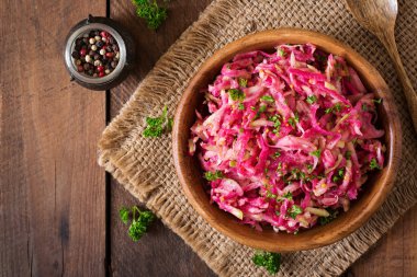 Pembe daikon salatası elma, soğan turşusu ve maydanoz