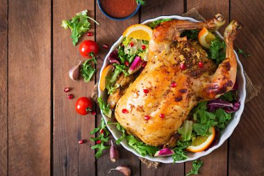 Noel yemeği için pişmiş tavuk dolma