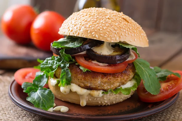 Juicy spicy chicken burgers with tomato and eggplant - sandwich. — Stock Photo, Image