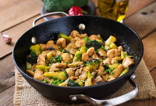 Stir Fry tavuk brokoli ve mantarlı - Çin yemeği — Stok fotoğraf
