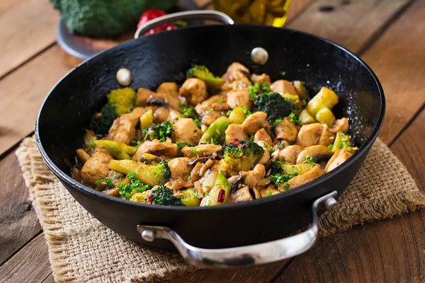 Stir fry chicken with broccoli and mushrooms - Chinese food — Stock Photo, Image