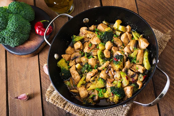 Stir fry chicken with broccoli and mushrooms - Chinese food — Stock Photo, Image