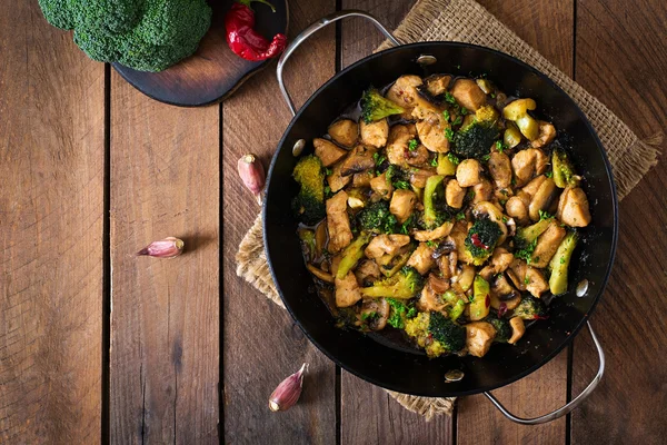 Roer FRJ kip met broccoli en paddestoelen - Chinees eten — Stockfoto