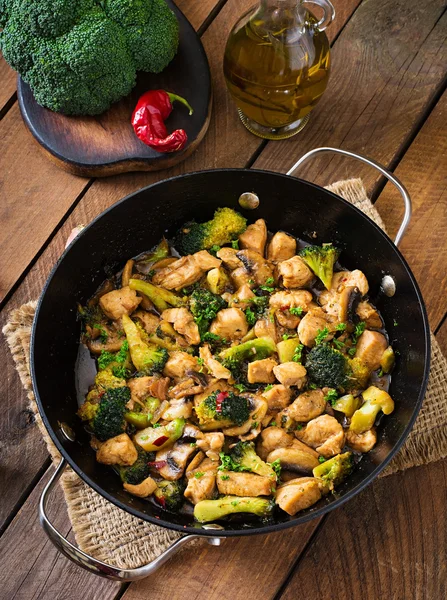 Stir fry chicken with broccoli and mushrooms - Chinese food — Stock Photo, Image