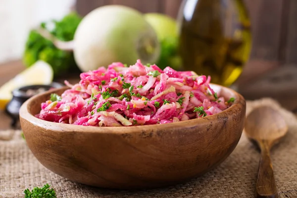 Pink daikon salad with apples, pickled onions and parsley — Stock Photo, Image