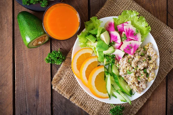 Menú dietético. El desayuno. Gachas de avena con verduras y naranja — Foto de Stock