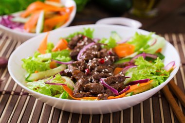 Teriyaki sığır eti ile salata