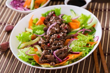 Teriyaki sığır eti ile salata